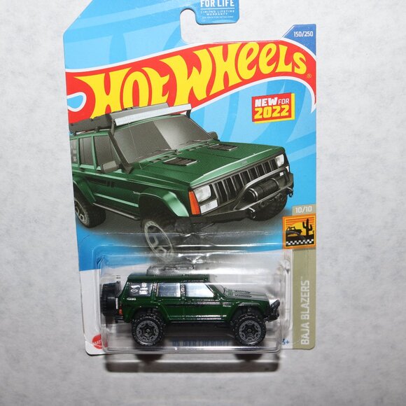 Hot Wheels lot of 7 trucks, tank and bus variety all NIP - Picture 6 of 8